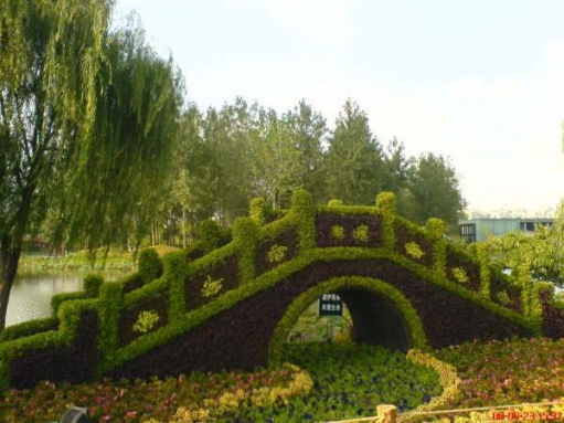 вот такие сады в китае (Фигурно постриженые кусты, деревья и не только)
