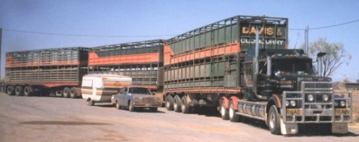 Road train или грузовик с кучей прицепов - поезд на дороге