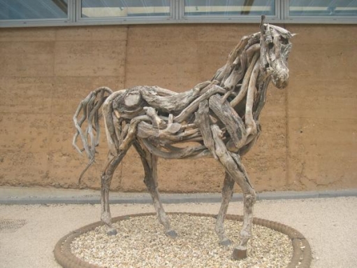 Деревянный конь, креативное украшение вашему саду