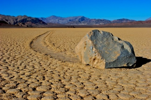 Феномен ползающих камней или чудеса пустыни 