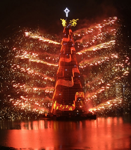 Порозительная плавучая рождественская елка в Рио-де-Жанейро