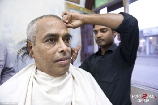 Радхангт Байпай из Индии... Обладатель самых длинных волос из ушей на Земле.. 