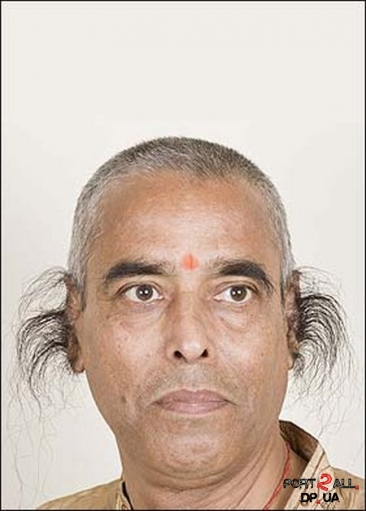 Радхангт Байпай из Индии... Обладатель самых длинных волос из ушей на Земле.. 