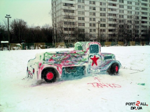 Прикольная машина слепленная с снега (3 фото)