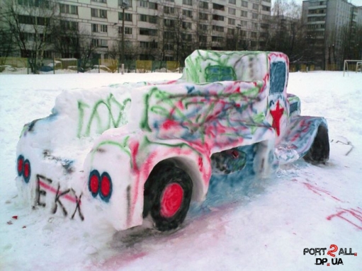 Прикольная машина слепленная с снега (3 фото)