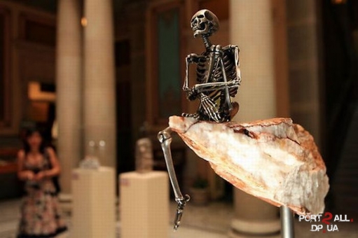 Интересные скульптуры со скелетами