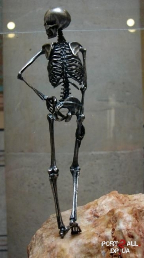 Интересные скульптуры со скелетами