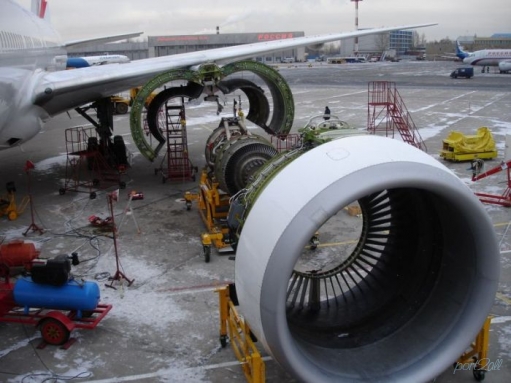 Замена двигателя на Boeing 777 прямо в аэропорту.