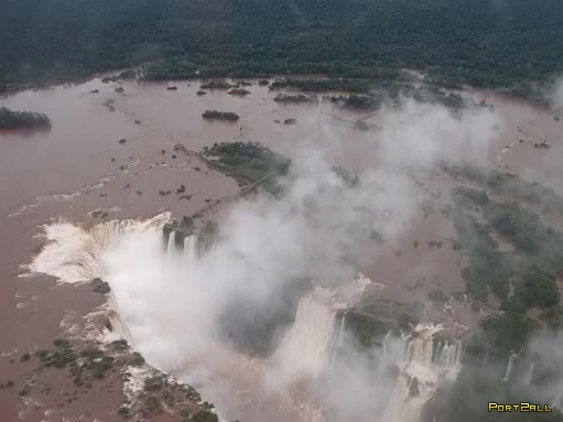 "Глотка Дьявола" - огромный водопад на границе Бразилии и Аргентины.