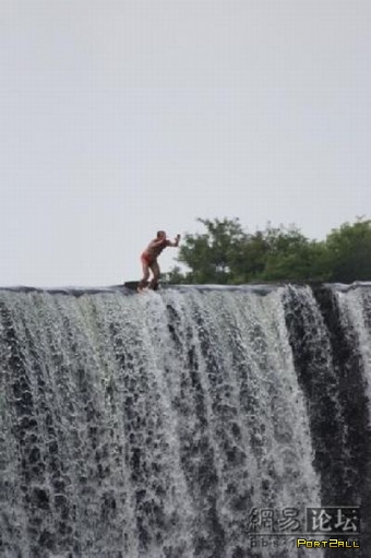 Прыжок с водопада или любитель экстрима!