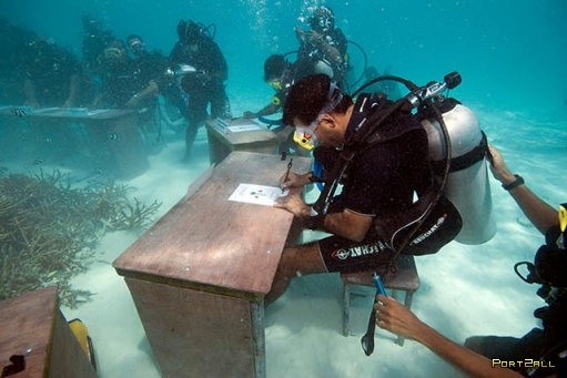На Мальдивах провели первое в мире подводное правительственное заседание