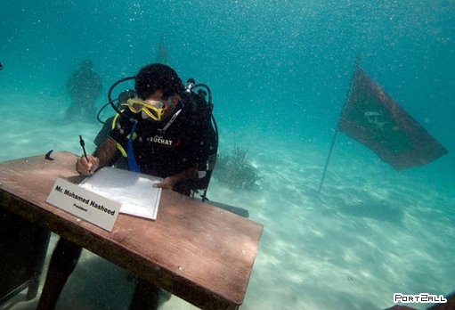 На Мальдивах провели первое в мире подводное правительственное заседание