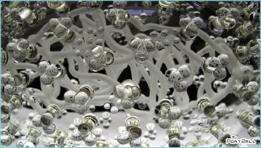 Необычные работы из стекла от Люка Джеррама (14 фото) Вирусы из стекла