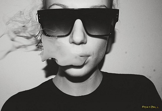 Дым. Фотографии курящих людей. Дым изо рта.