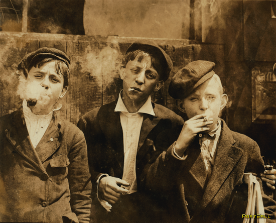 Дым. Фотографии курящих людей. Дым изо рта.